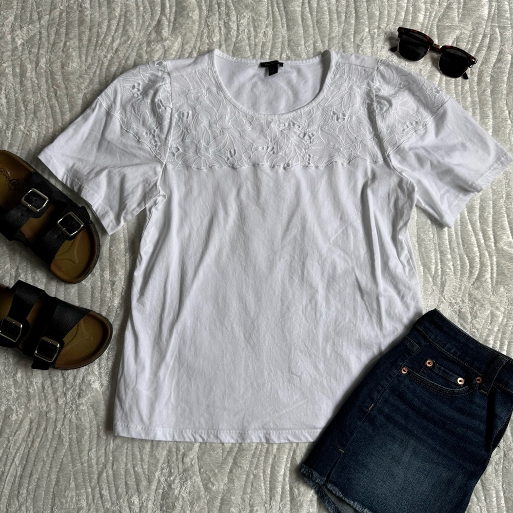 NEW!🔥 Ann Taylor White Short Sleeve Embroidered Yoke Tee